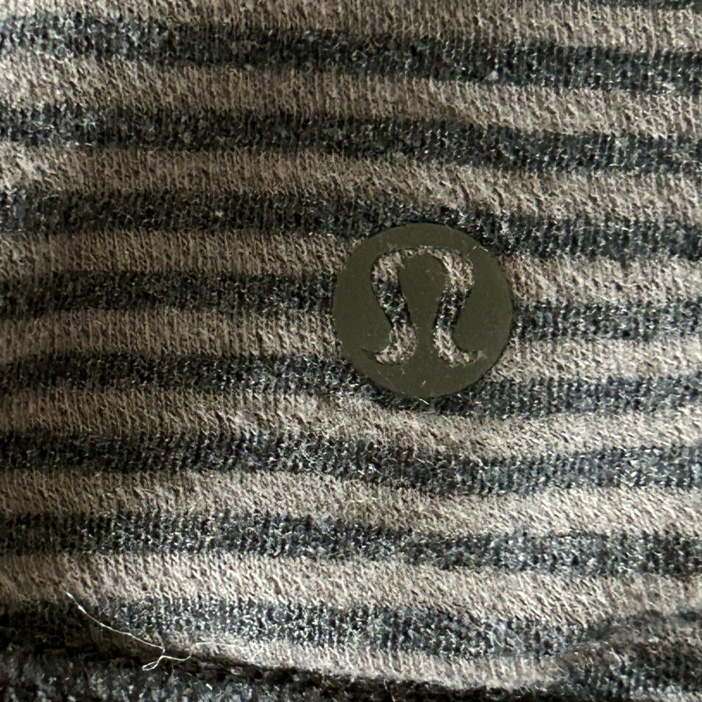 Lululemon In A Cinch Long Sleeve Tee 
Reversible 
Heathered Black Soot Stripe 
6 - Picture 7 of 8